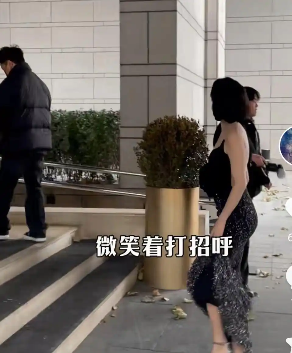 倪虹洁露背长裙红毯_女明星的冬装_女明星冬天红毯穿搭
