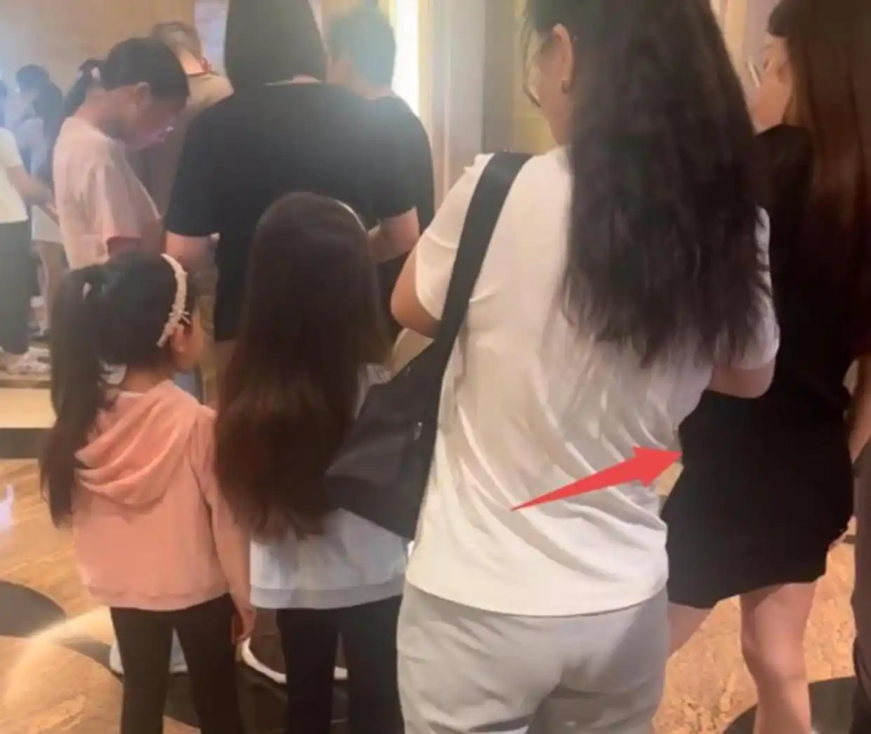方媛晒三胎孕肚照，肚子圆滚如怀孕八个月，穿睡衣大肚明显，健身服下身形依旧纤细显保养好