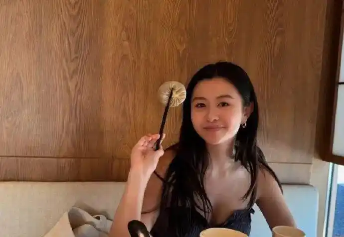邱淑贞女儿美貌遗传_中国女明星邱淑贞_邱淑贞二女儿沈日